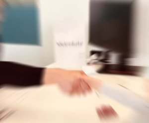 Toyota Lahden 1-vuotisjuhlat jatkuu koko tämän viikon! Upeiden tarjousten lisäksi meillä on 🎂 PERJANTAINA synttärikakku...