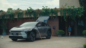 Parempana kuin koskaan ennen: uusi täyssähköinen Toyota bZ4X alkaen 39 990 €. Auto täynnä tyyliä, tilavuutta ja loistava...