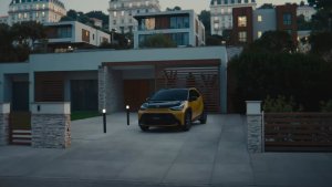 Täyshybridi täynnä hauskuutta. Uusi Aygo X Hybridi on ketterä kaupunkiauto entistäkin taloudellisempana*, hiljaisempana...