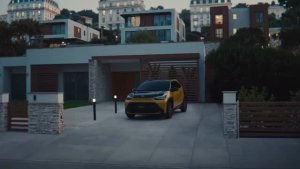Uusi Aygo X on kaupungin sykkeessä kuin kotonaan. Se tarjoaa hybriditehoa itsevarman persoonallisella tyylillä ja ketter...