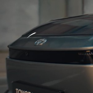 Uskalla erottua: täysin uusi täyssähköinen Toyota C-HR+ on ennakkomyynnissä, alkaen 45 590 €. Nyt neliveto etuvedon hinn...