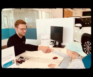 Toyota Lahden 1-vuotisjuhlat jatkuu koko tämän viikon! Upeiden tarjousten lisäksi meillä on 🎂 PERJANTAINA synttärikak...