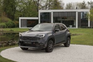 Vuoden 2025 myydyin auto Suomessa uudistuu Toyota tuo tyyliä ja hienostuneisuutta uudistetulla ilmeellä kompaktiin katum...